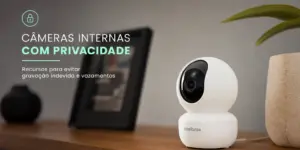 Câmera Intelbras Wi-Fi em mesa de madeira, interior desfocado