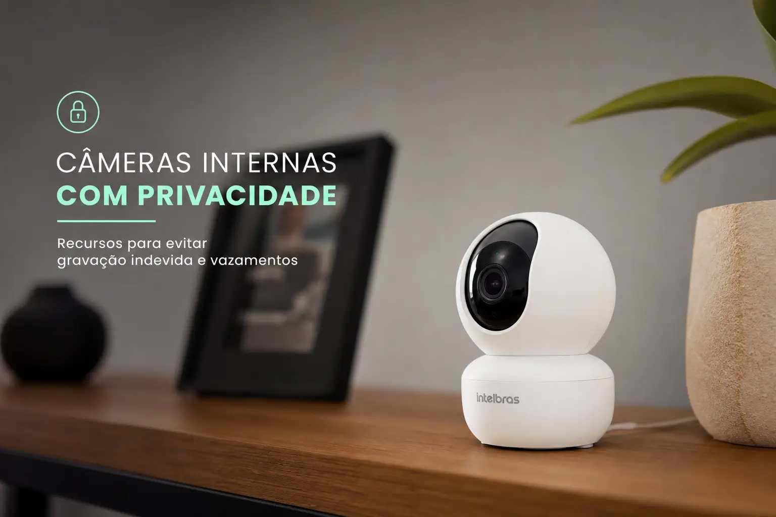 Câmera Intelbras Wi-Fi em mesa de madeira, interior desfocado