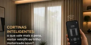Pessoa com app de controle de cortinas no celular em sala moderna