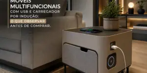 Móvel multifuncional com USB e carregador ao lado de sofá