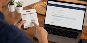 Consumidor compara o rótulo de um dispositivo conectado com uma consulta no notebook